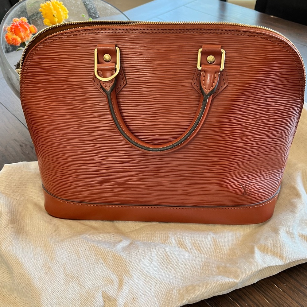 Tan Louis Vuitton Alma Epi hand bag